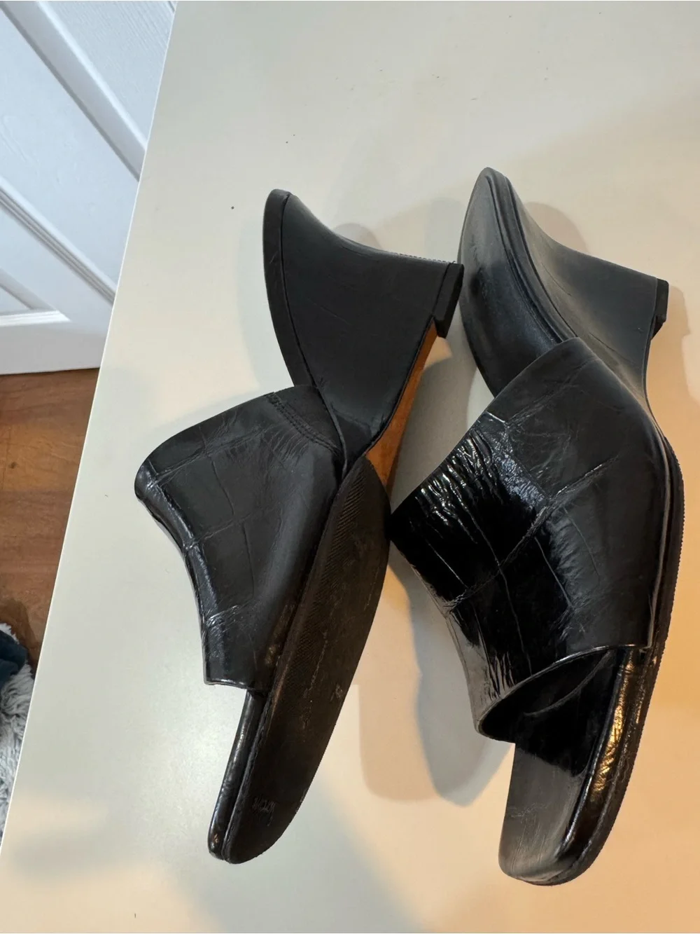 Vince sleek black